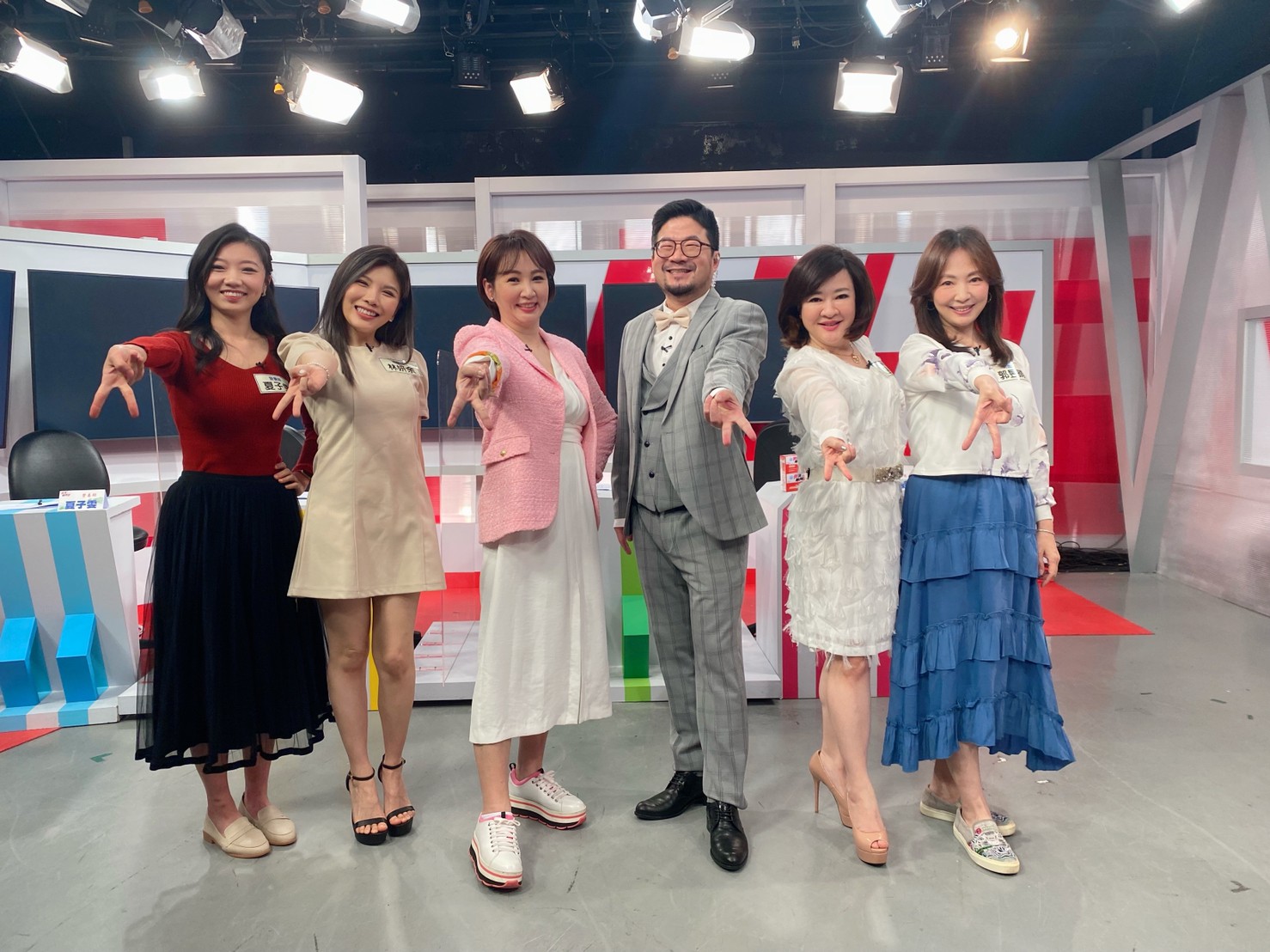 營養師夏子雯、中醫師林妍余、郁方、廖慶學、趙婷及郭昱晴在節目中享換季保養麻煩事。（完美國際提供）