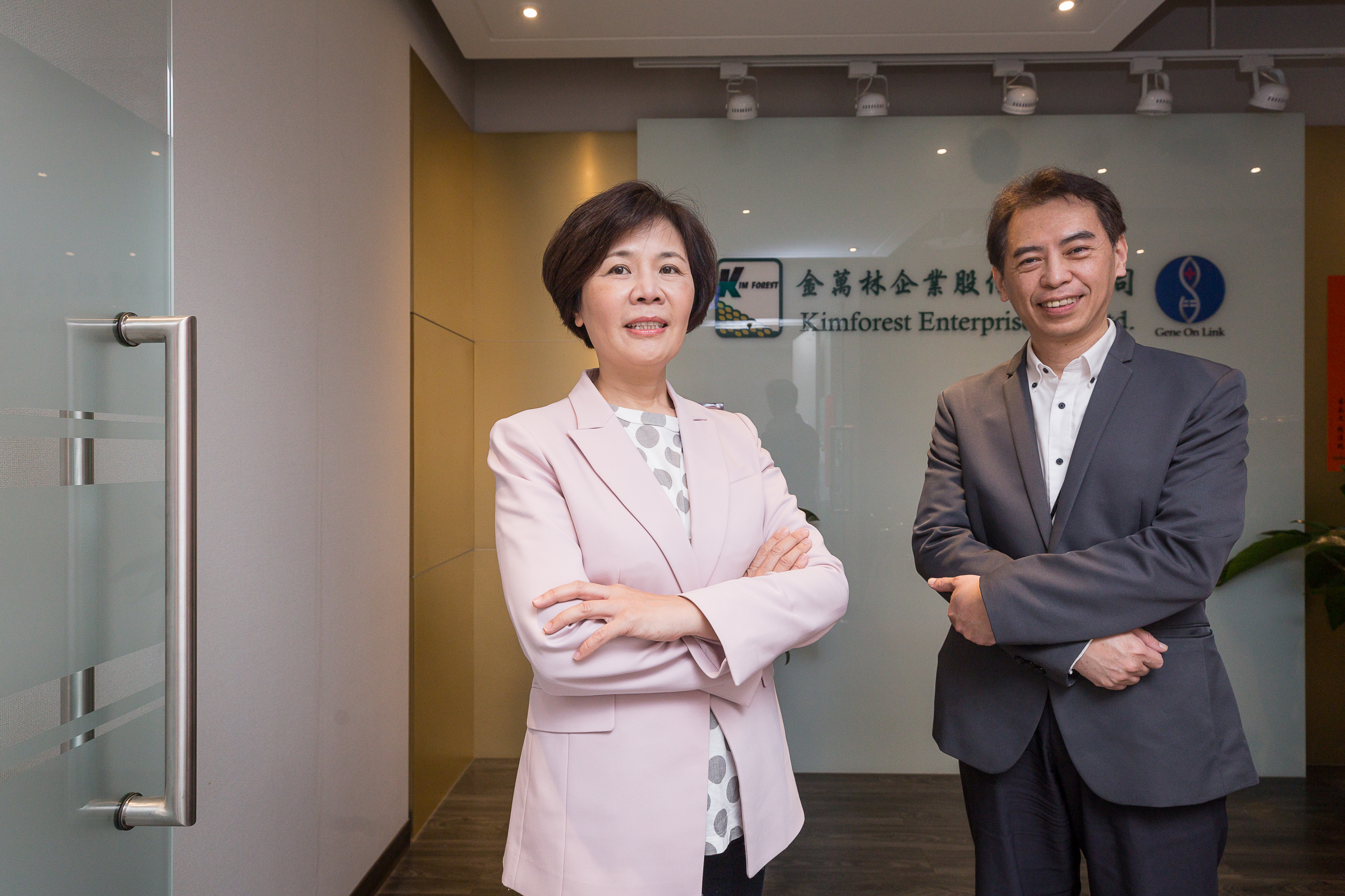 陳惠娥(左)與楊文明(右)通力合作，在硬體設備與人才招募上下足苦工，為金萬林下一波的業務擴充做好準備。