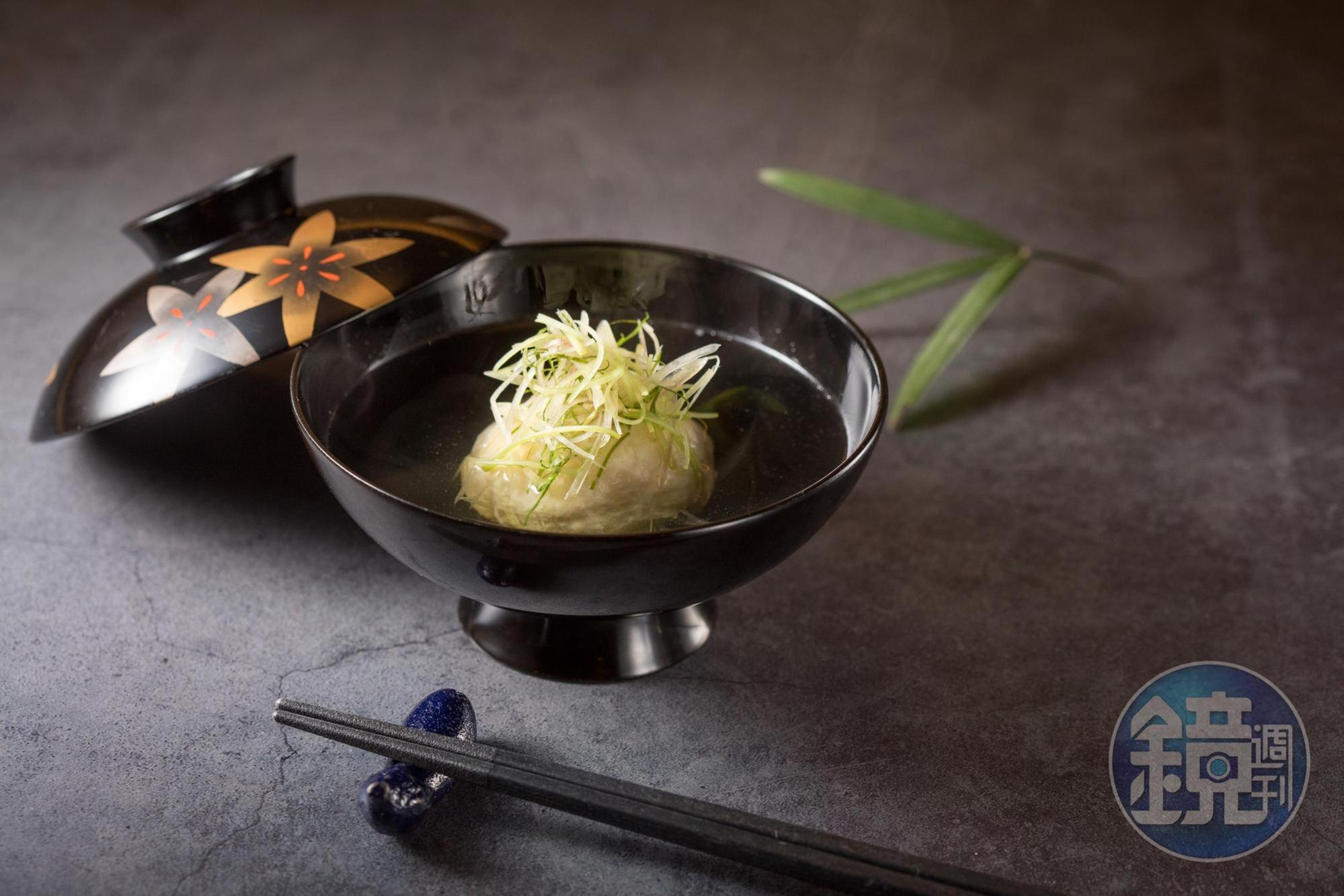 綠竹筍與鯛魚泥做成真丈，以柴魚昆布高湯為底，搭配茗荷、山芹菜，清香撲鼻。
