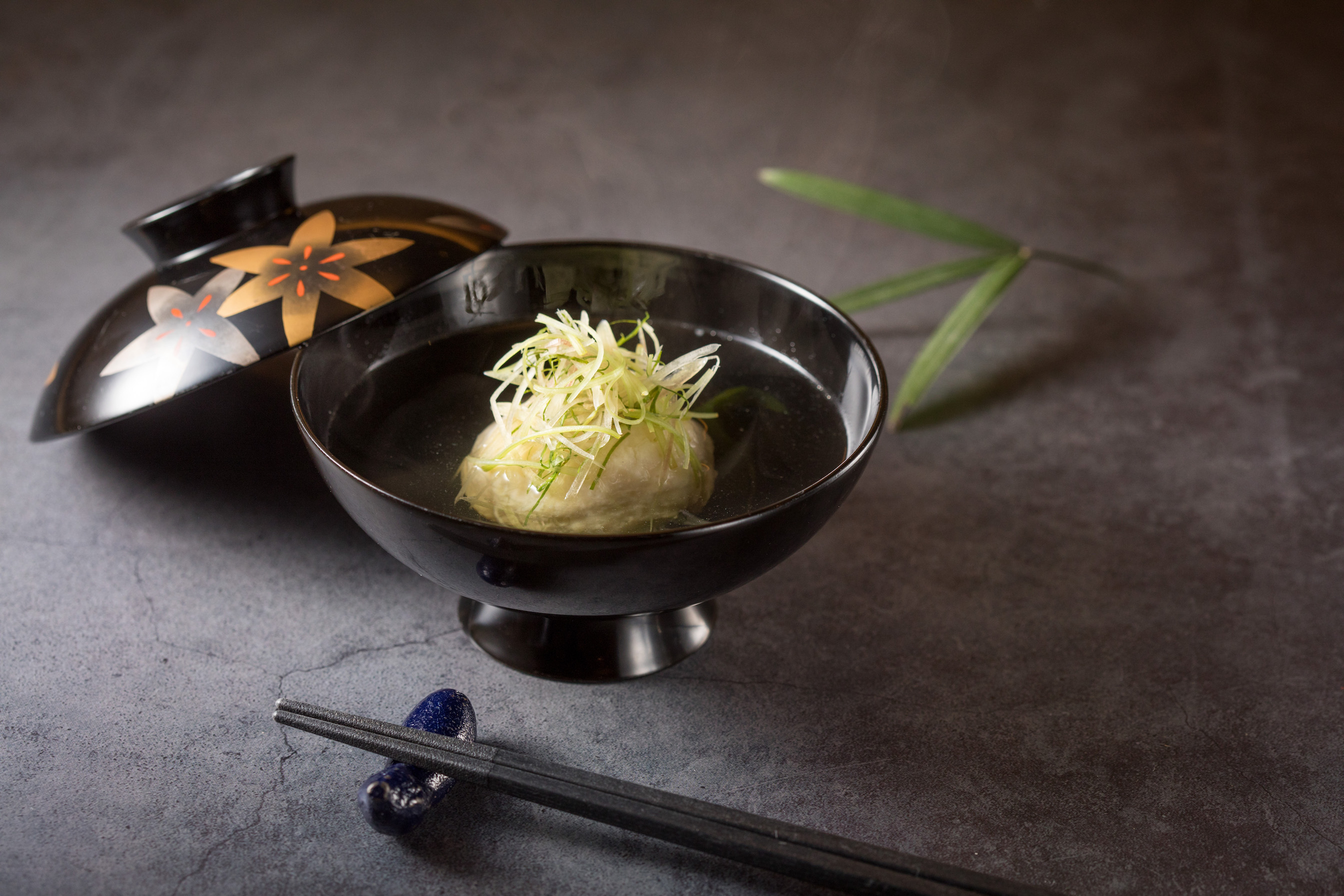綠竹筍與鯛魚泥做成真丈，以柴魚昆布高湯為底，搭配茗荷、山芹菜，清香撲鼻。