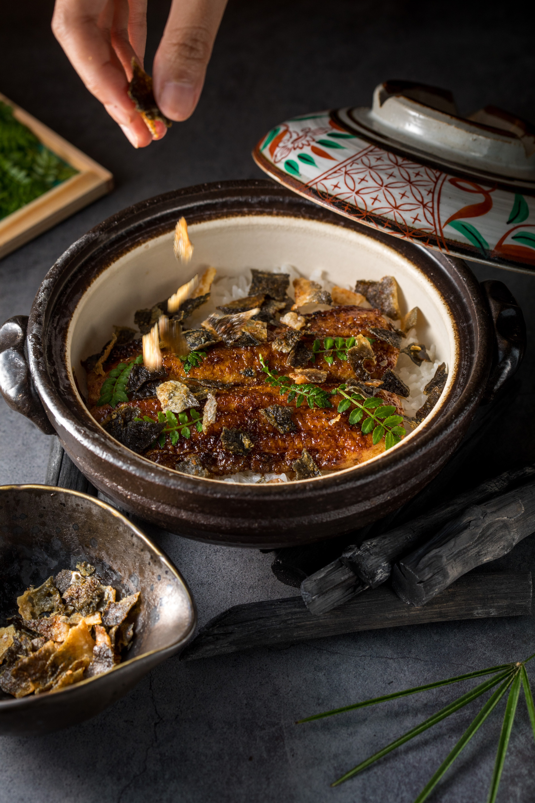 經過活締的鰻魚肉質鬆綿，灑上香脆的魚皮配釜飯吃。