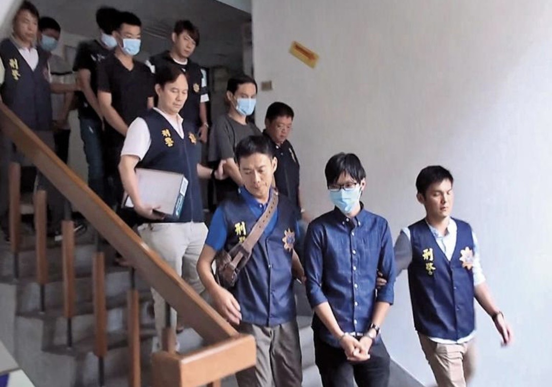 警方逮詐騙集團。（翻攝畫面）