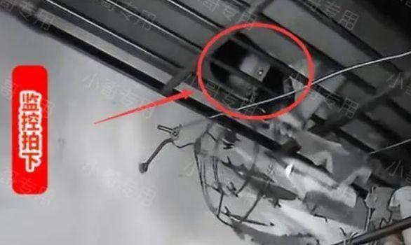 透過監視器看到內褲被一名男人偷走的過程,令女子相當崩潰。(翻攝《中國報》)