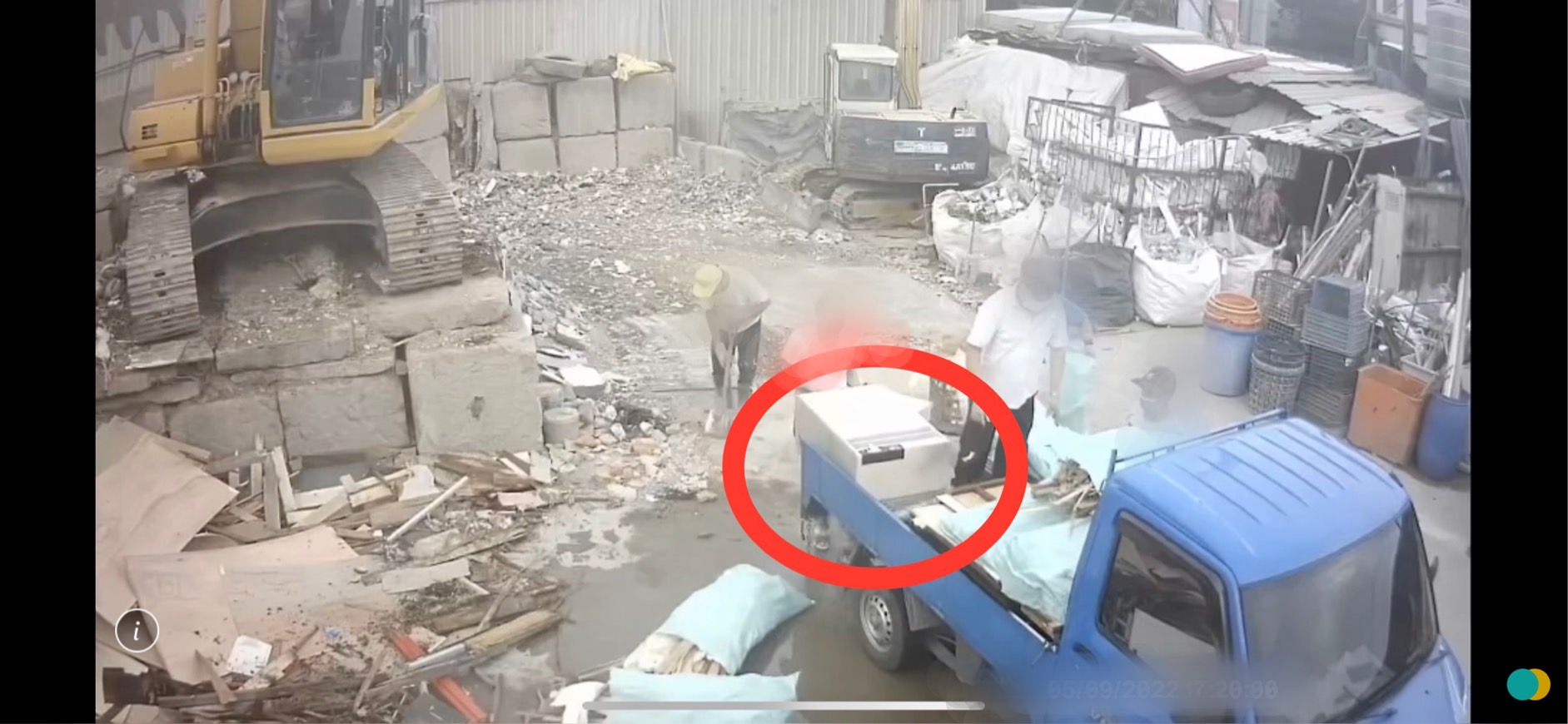 監視器拍下工人將空氣清淨機載至資源回收廠。（警方提供）