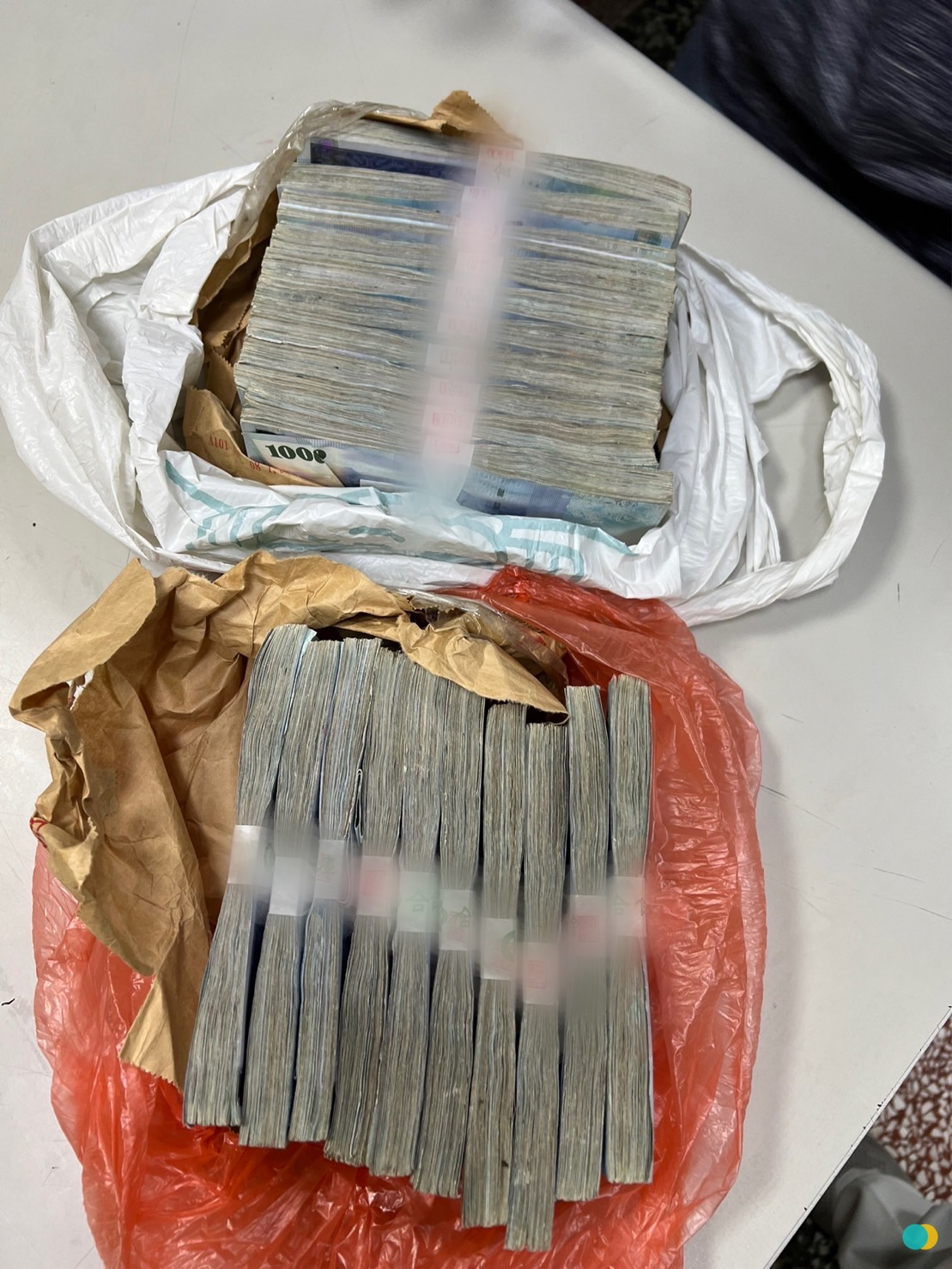 牛皮紙袋內夾藏200萬元現金。(警方提供)