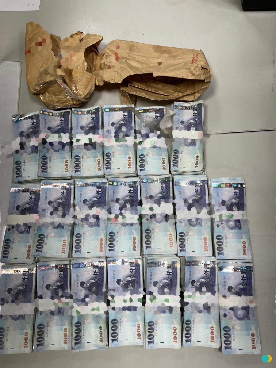 警方清點確認有200萬元現金。（警方提供）