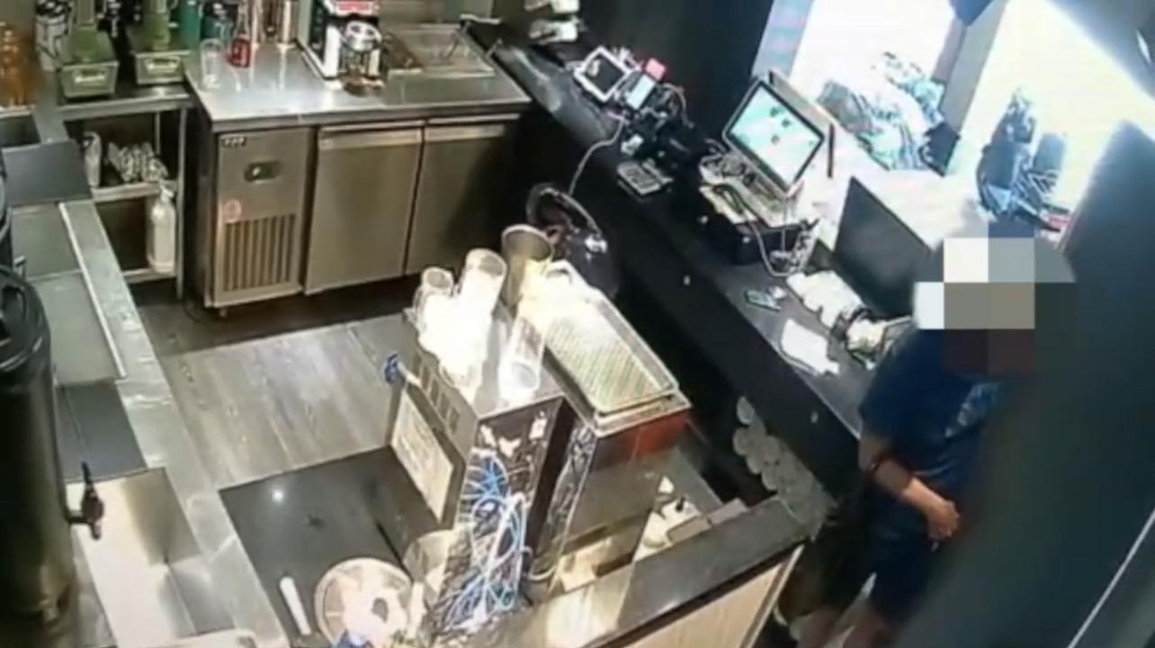 竊嫌進入店家。（警方提供）