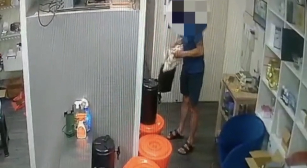 竊嫌翻動店內物品行竊。(警方提供)