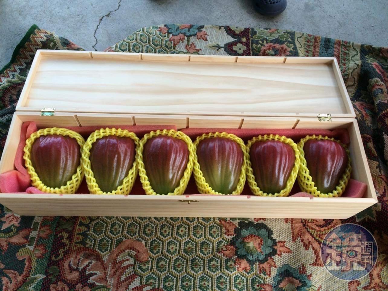 大果農莊的頂級巴掌蓮霧1顆要價2,000元，曾推出木盒設計包裝，送禮大器有面子。12,000元／盒。（讀者提供）