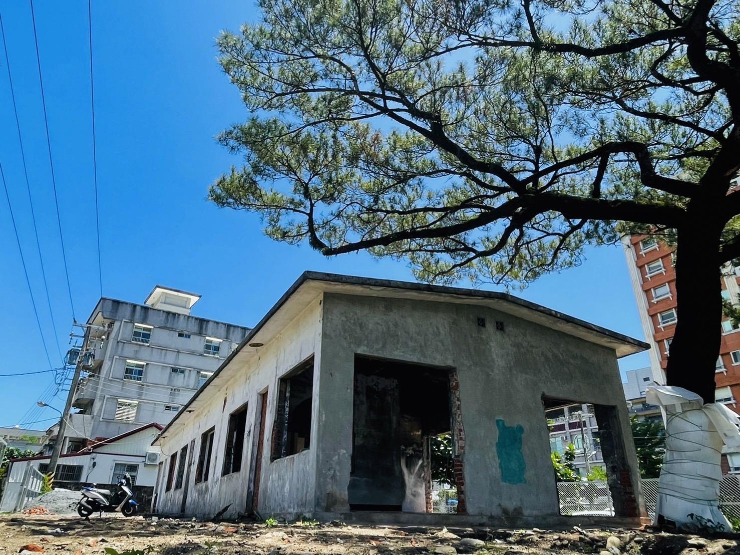 杜詩梅與老公標租花蓮港務局舊宿舍近日正在改裝。(杜詩梅提供)