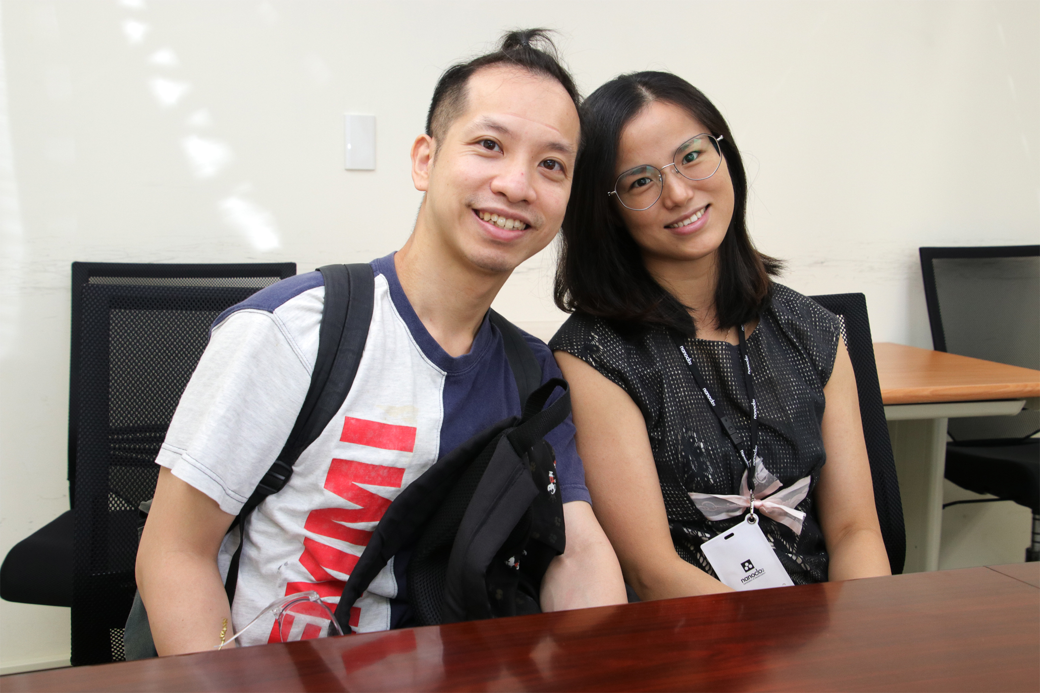 新住民王芬芬與先生很恩愛。（移民署提供）