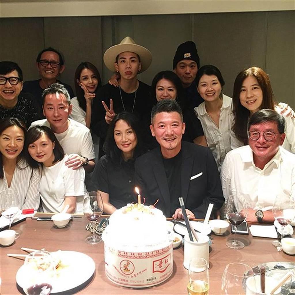 2017年,柯震東帶李毓芬出席柯爸爸的生日派對。(翻攝自柯耀宗IG)