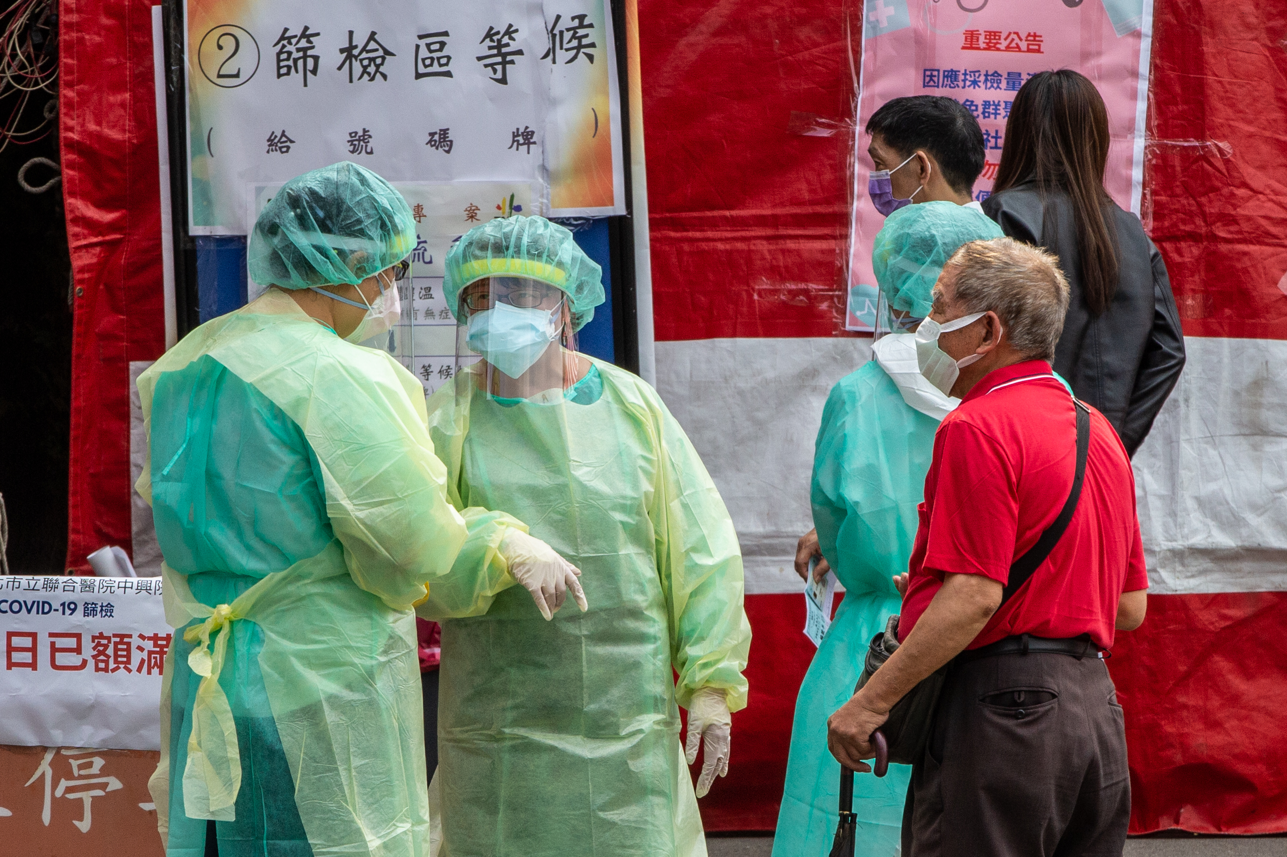 本土疫情大爆發，確診人數暴增導致醫院PCR篩檢量能緊繃。（示意圖，本刊資料照）