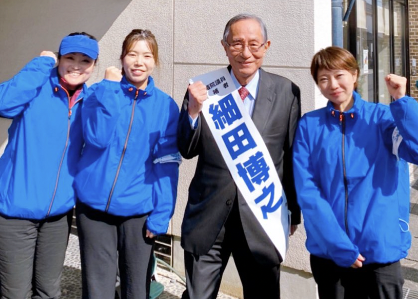 日本眾議院議長細田博之（右2）近日發表驚人言論遭到炎上。（翻攝自細田博之推特）