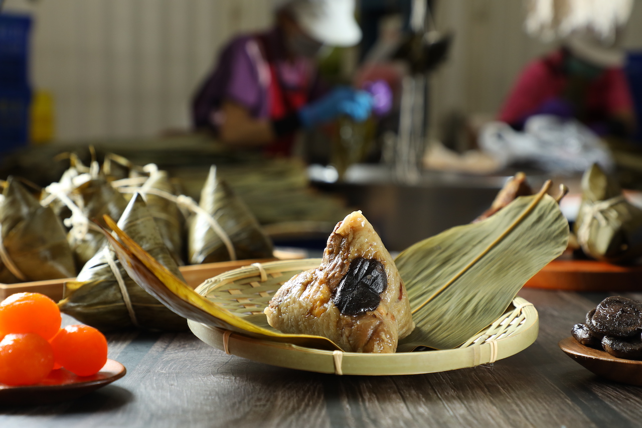 高雄茶姐的「加料大肉粽」油香軟滑，每一口都咬得到餡料。（55元／顆）