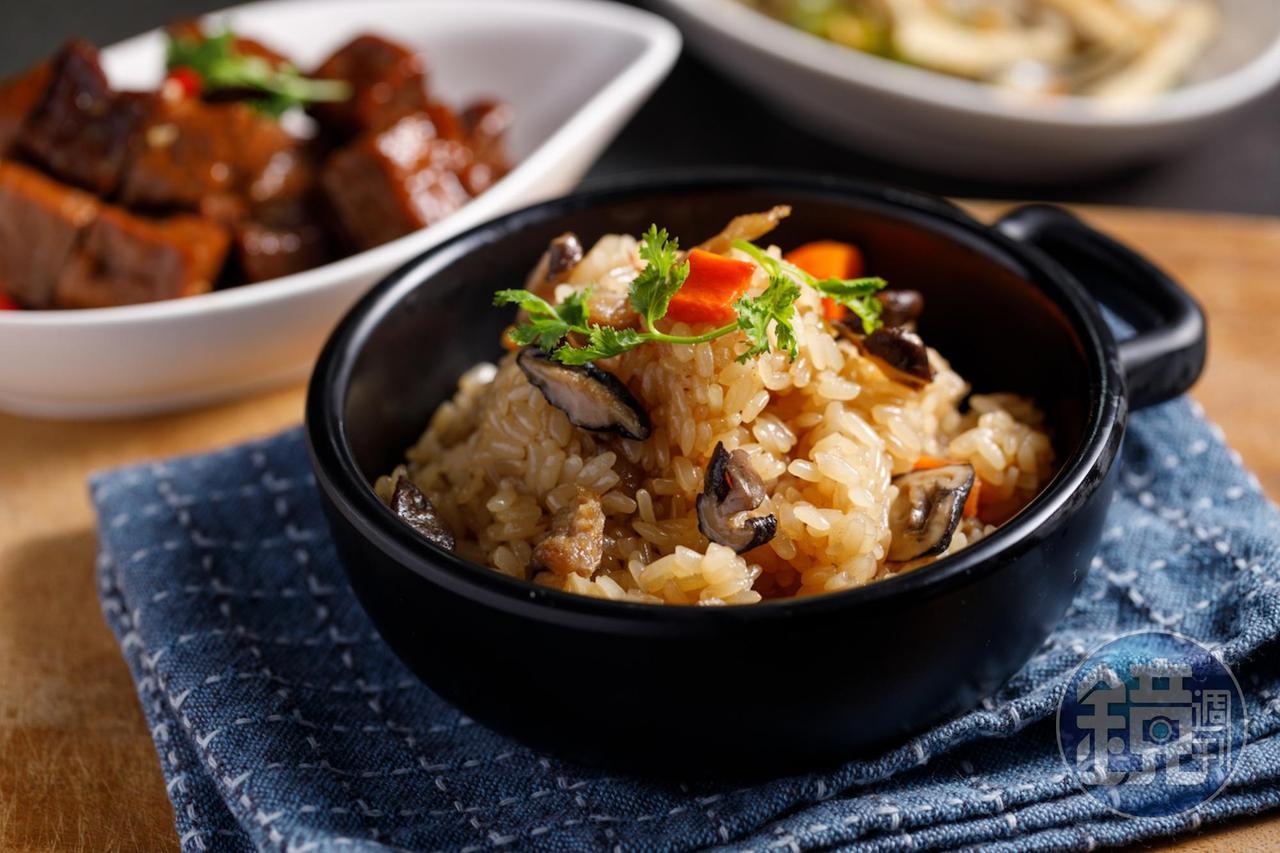 中午一到，常有附近的上班族走來攤子指定外帶「油飯」（90元／斤）和小菜「小魚豆干」（200元／斤）「滷豆干」（100元／斤）等熟食小菜。
