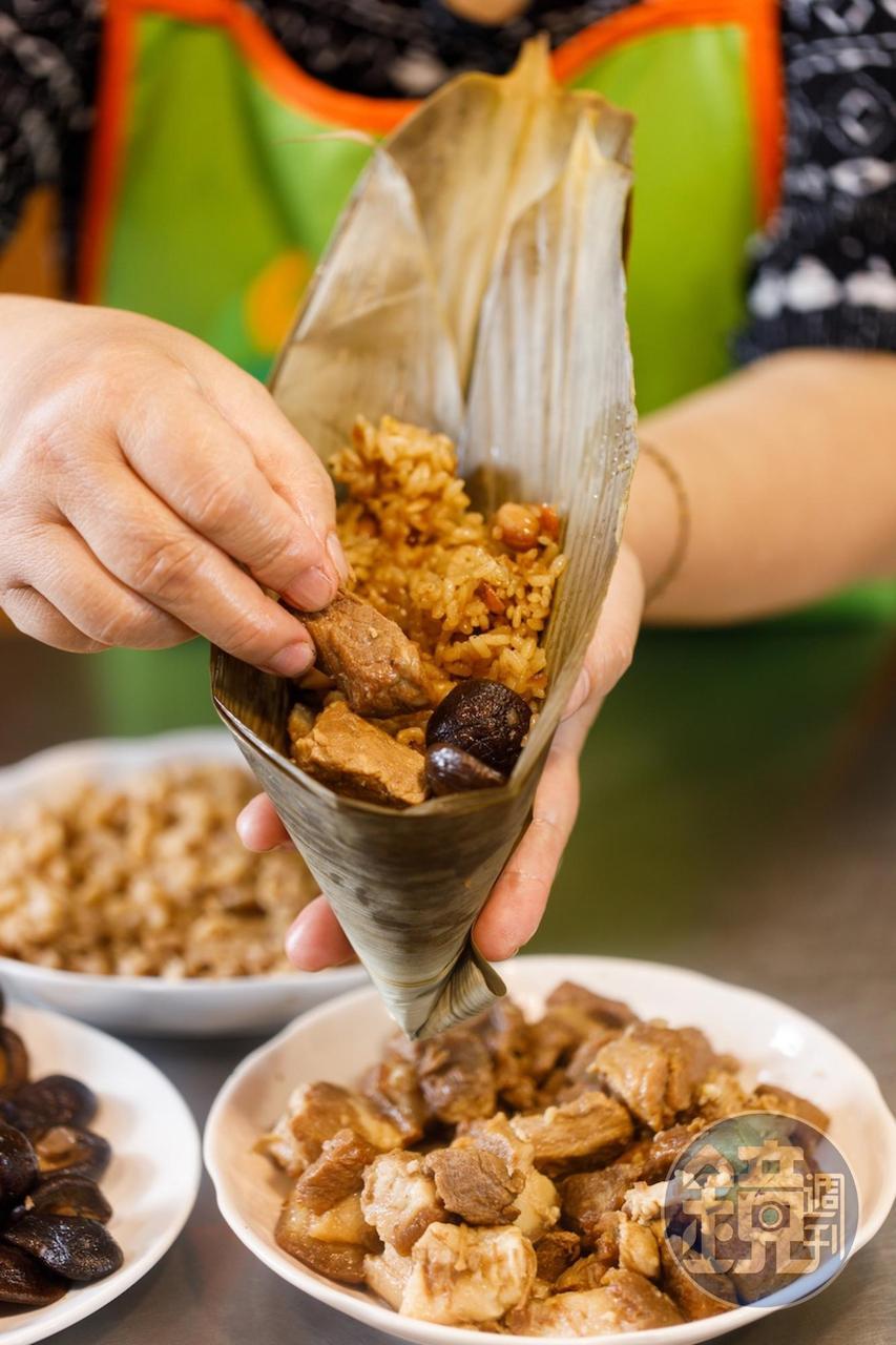 粽子裡的大塊肉角指定選用豬前腿部位，紮實不肥。