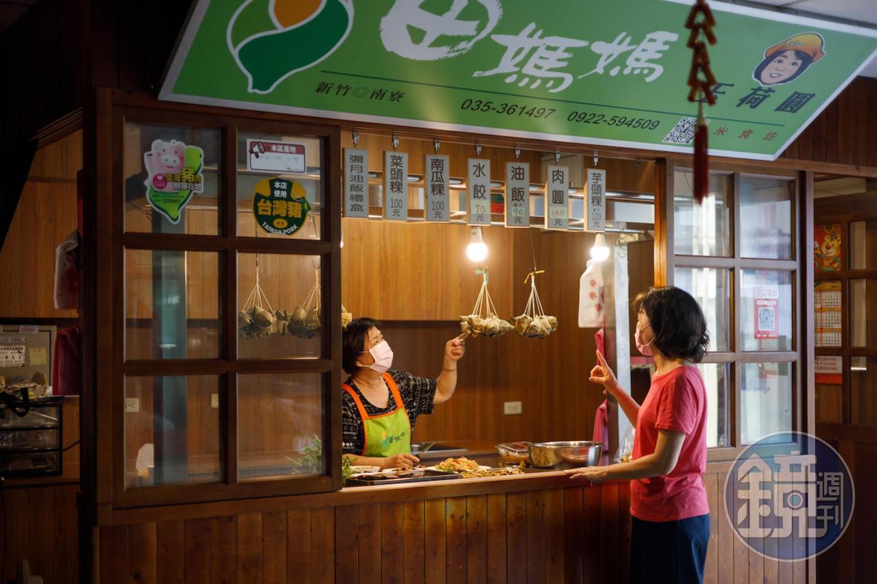 接受農委會田媽媽計劃輔導轉型的「玉荷圓米食坊」，是市場裡最明亮乾淨的熟食攤。