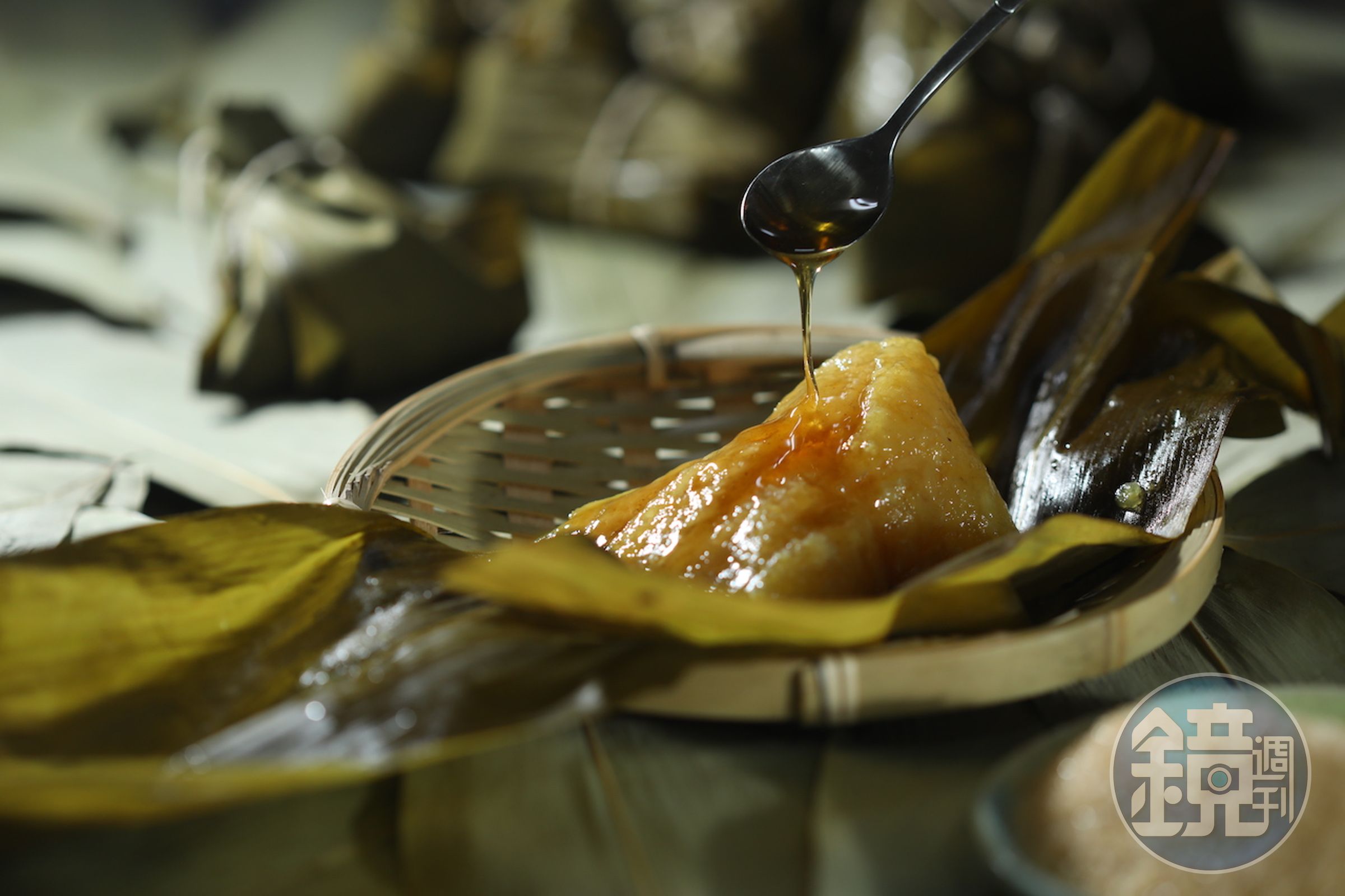 富品家傳統美食的「原味鹼粽」灑糖或淋蜂蜜調味，甜蜜Q糯。（30元／顆）