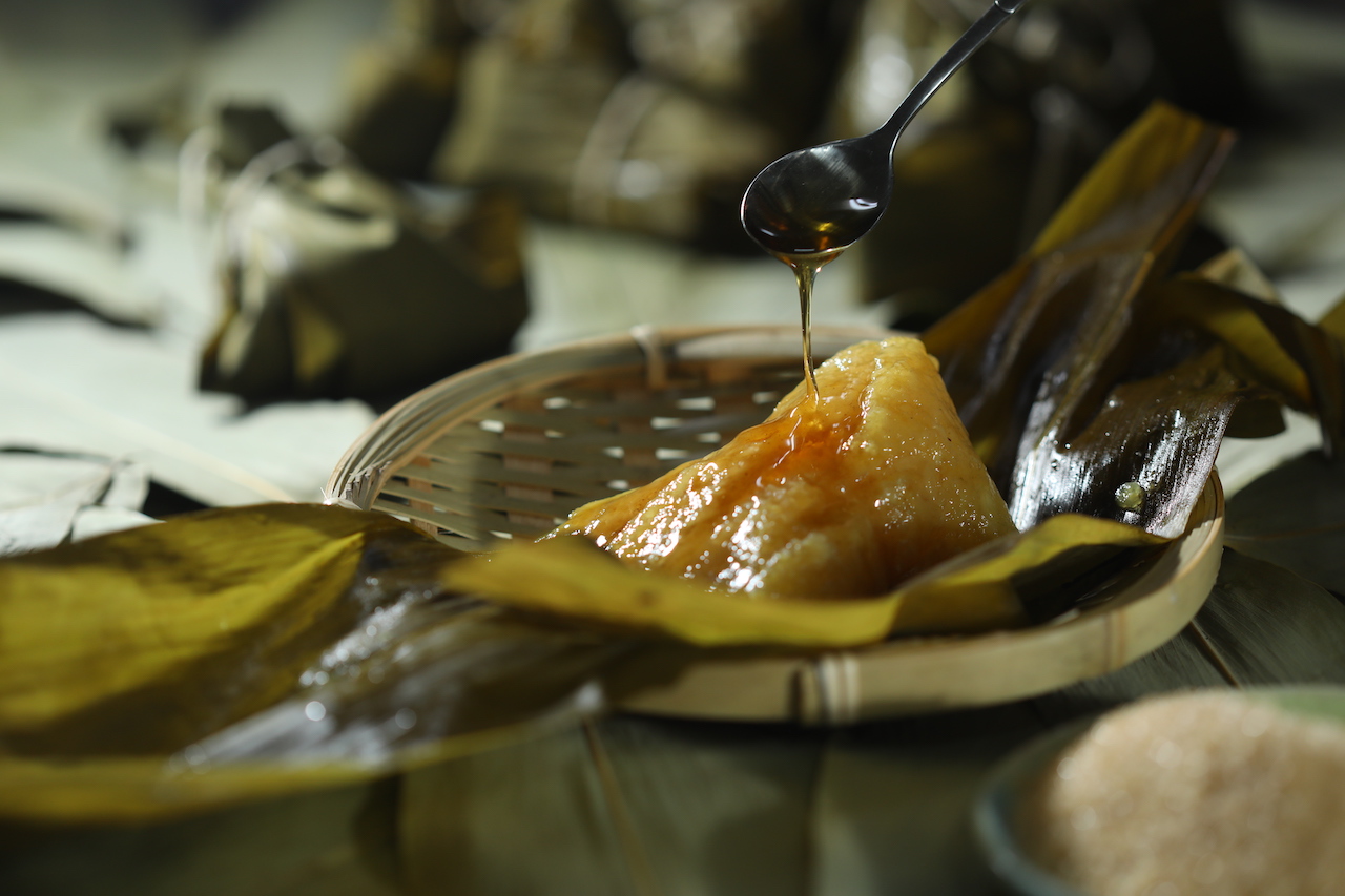 富品家傳統美食的「原味鹼粽」灑糖或淋蜂蜜調味，甜蜜Q糯。（30元／顆）