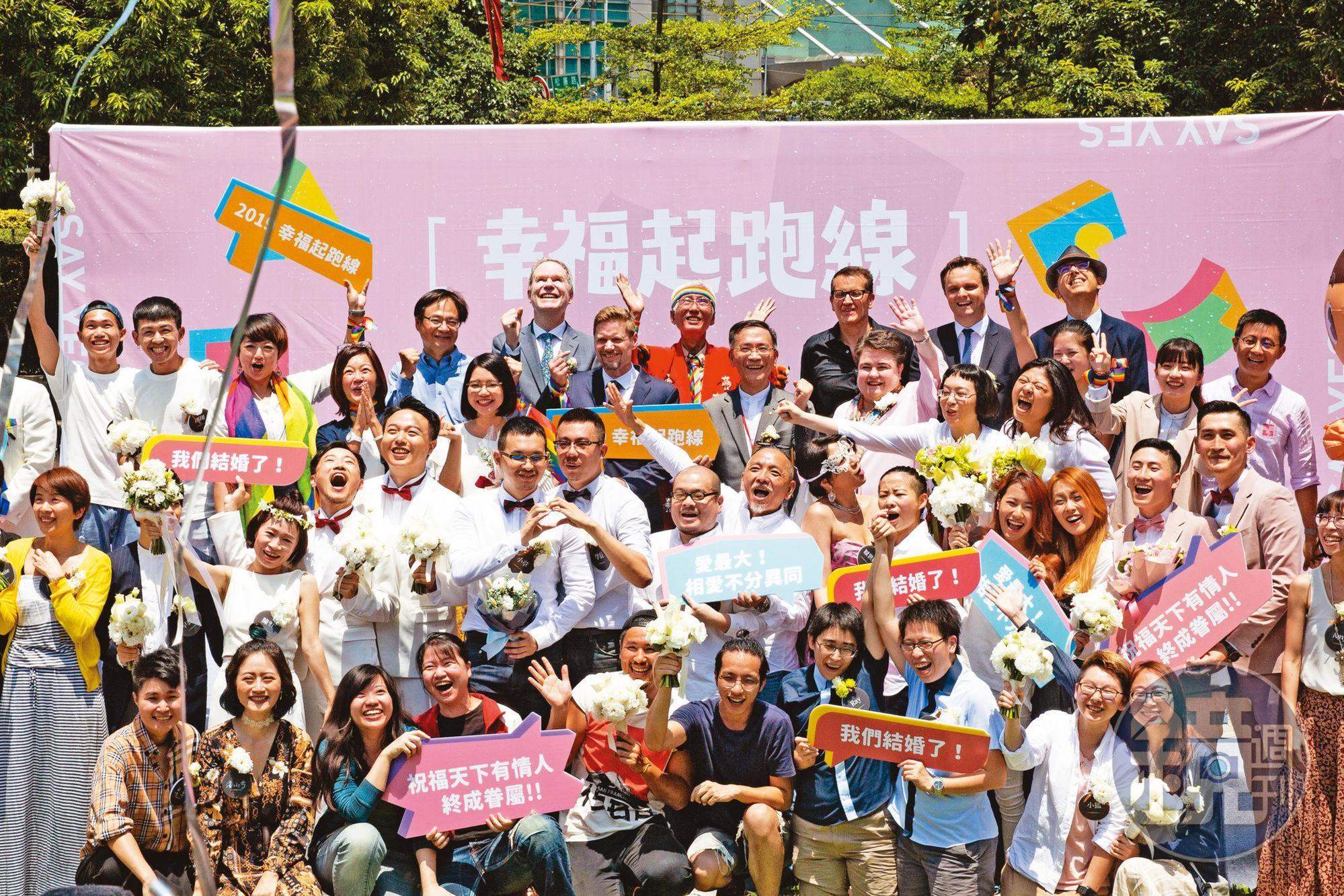 《同婚專法》實施即將滿3週年,已有7,757對同性別者結婚。圖為2019年同婚上路首日20對新人登記結婚。(資料照片)