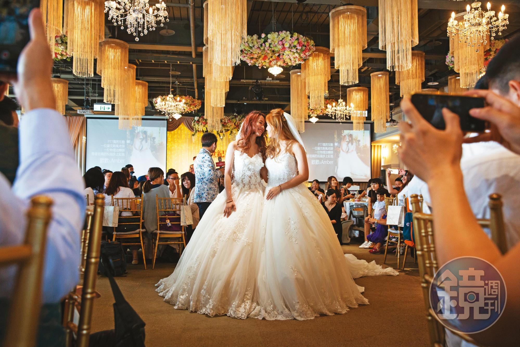 同婚合法化3年來,有7,757對登記結婚,其中女女占7成,同婚離婚比例則約14%。圖為歡歡(黃敏惠)與Amber(王妍萍)2019年結婚,後來傳出離婚。(資料照片)