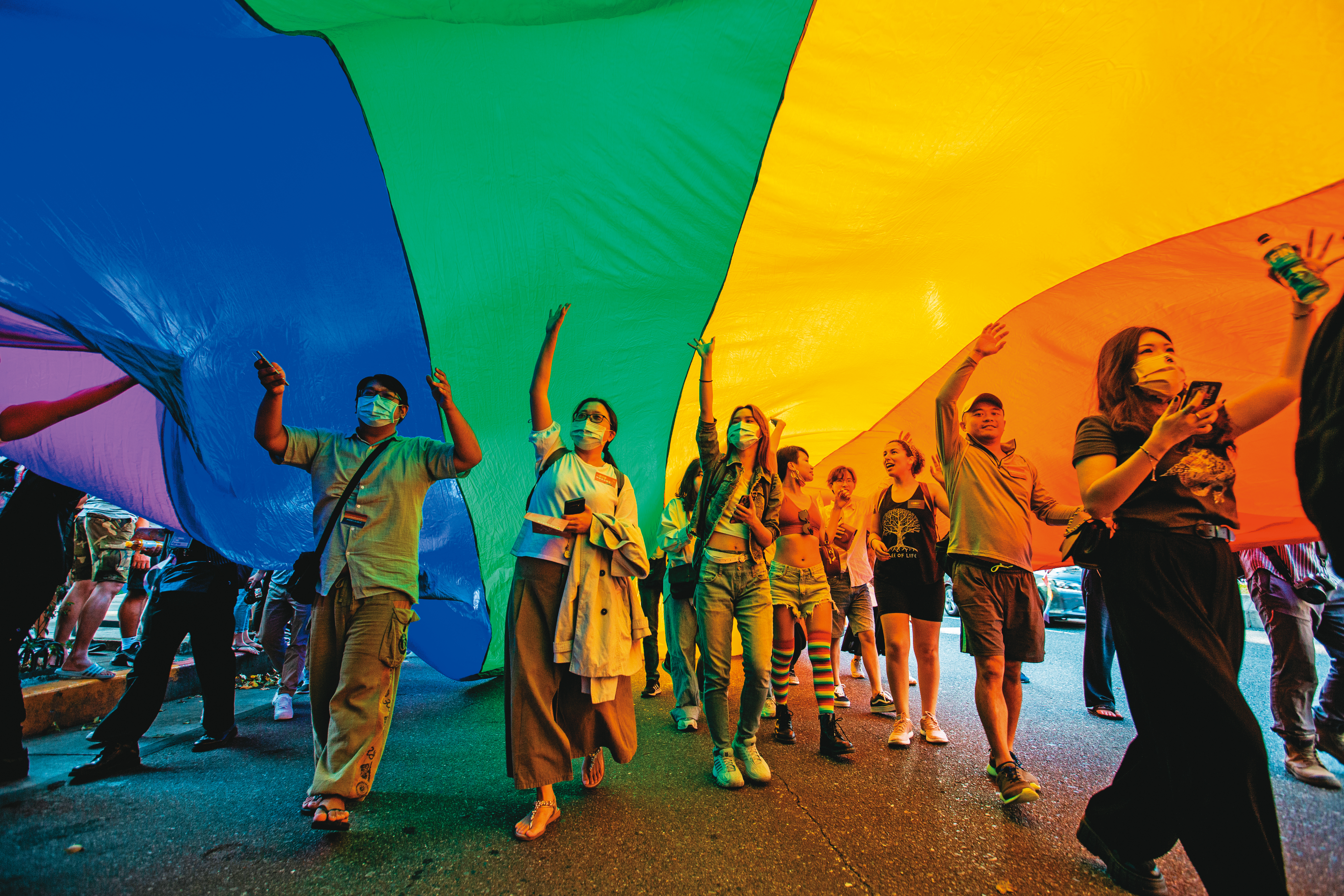 彩虹旗象徵支持同志平權，2019年5月24日同婚正式上路，但對收養等規定仍有不足，婚姻平權團體繼續爭取修法保障。