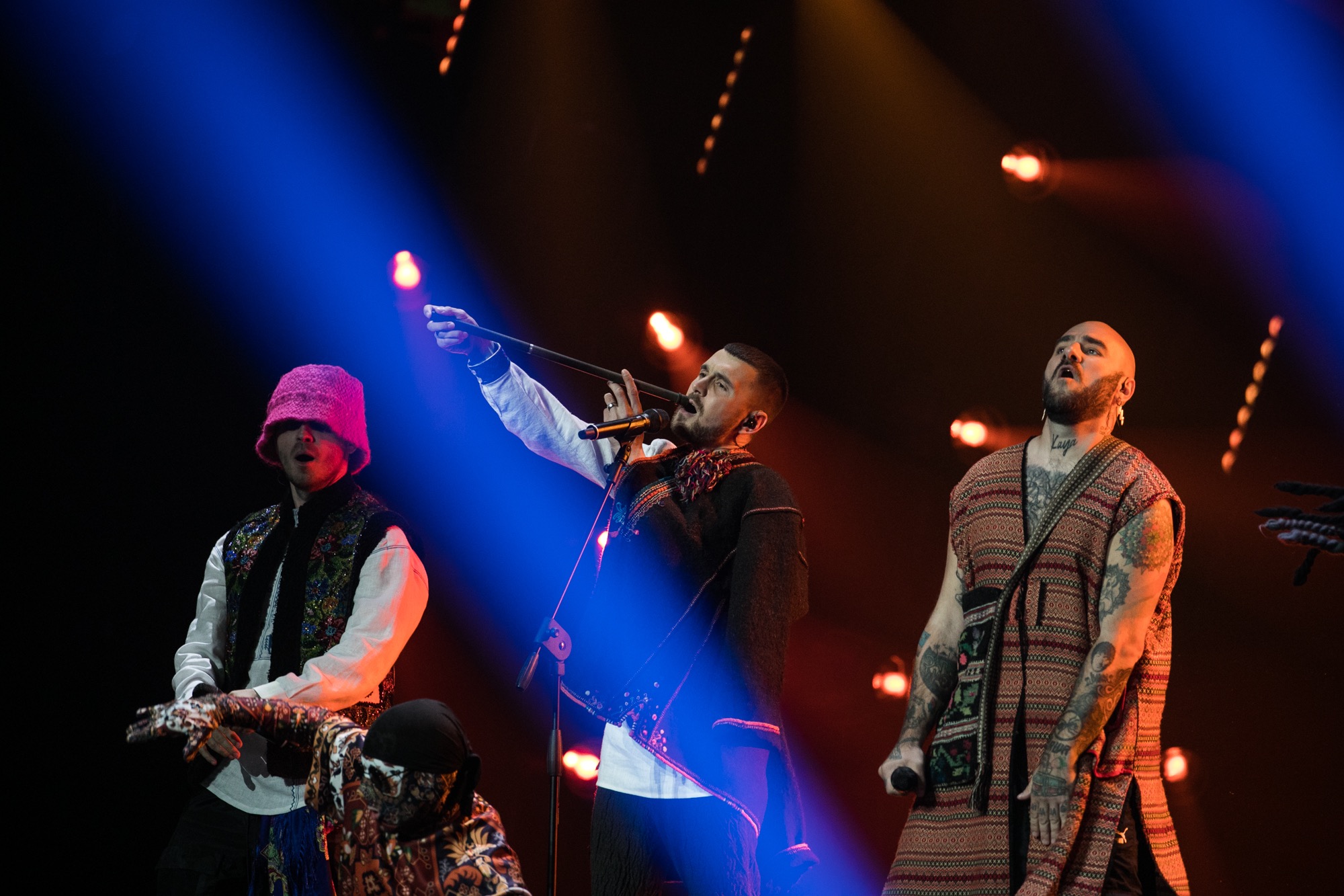 來自烏克蘭的「卡路什樂團」，混合傳統民謠、饒舌、長笛等多元風格，順利拿下歐洲歌唱大賽冠軍。（EBU/CORINNE CUMMING）