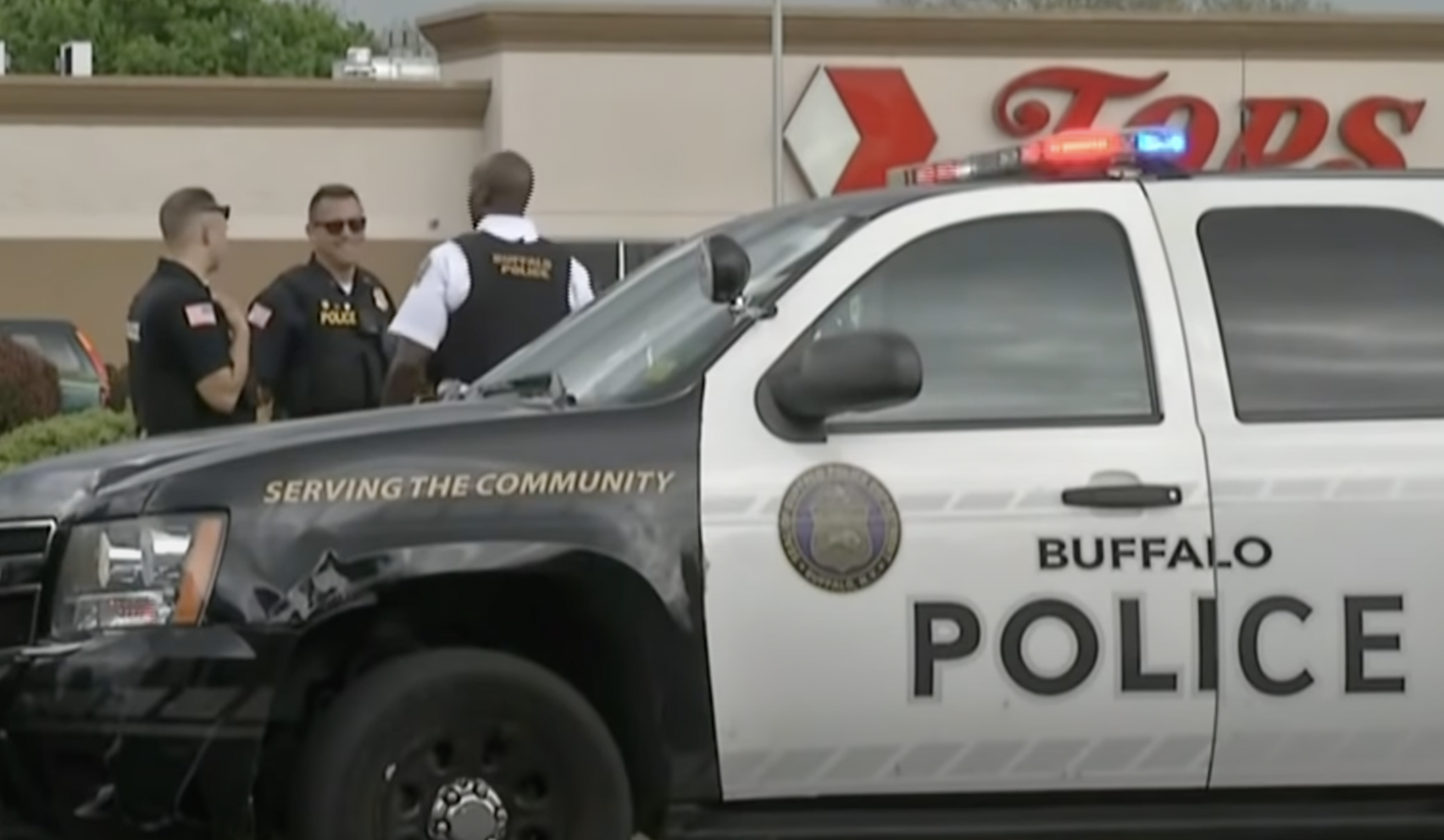 18歲的白人甘卓恩14日持槍到連鎖超市，釀下10死3傷的悲劇。（翻攝CBS Evening News youtube頻道）