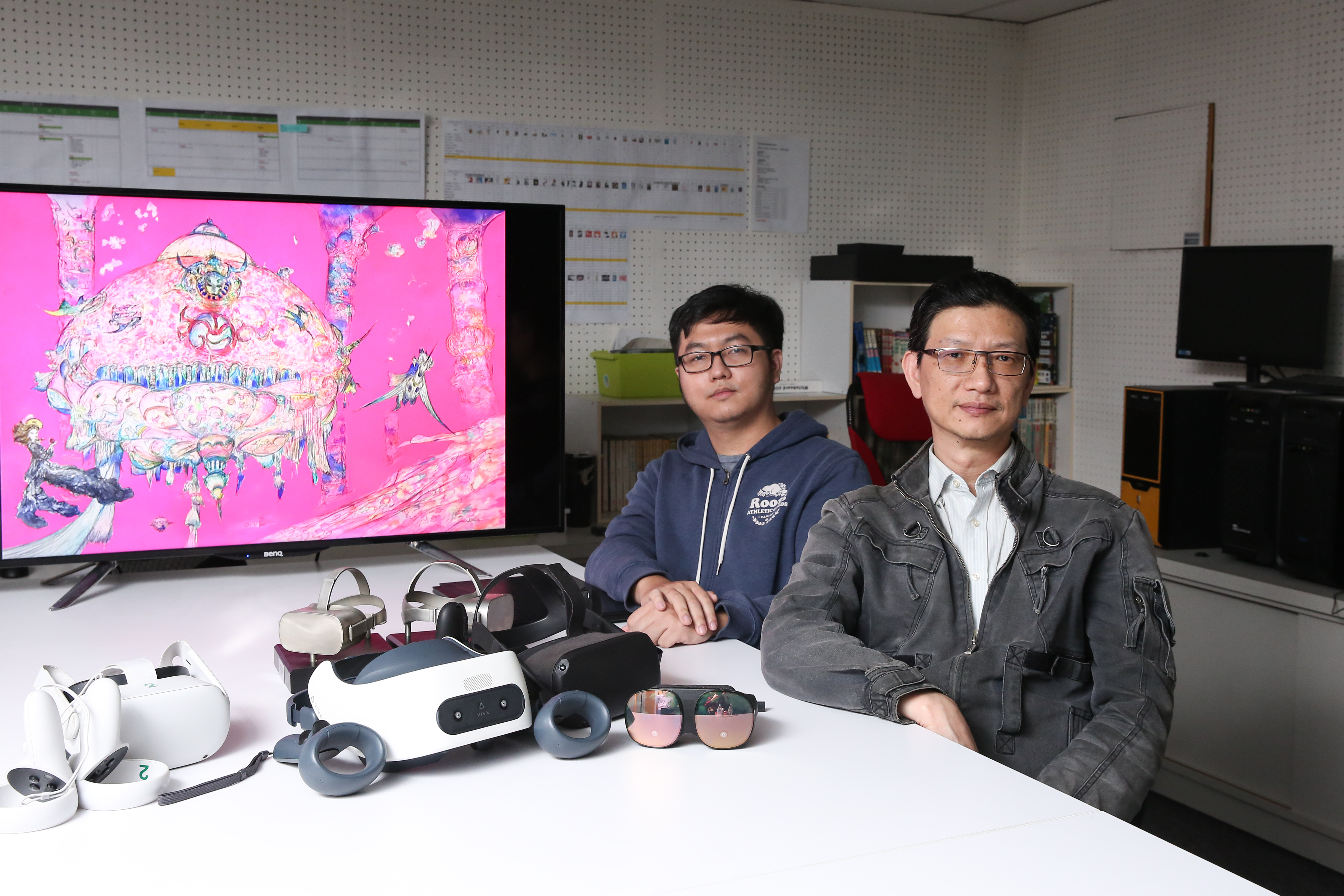 台灣邦鼎科技負責VR技術的建立與研發,將上百幅天野喜孝的畫作3D重現,圖為總經理吳雲中(右)、資深程式設計袁門雋(左)。