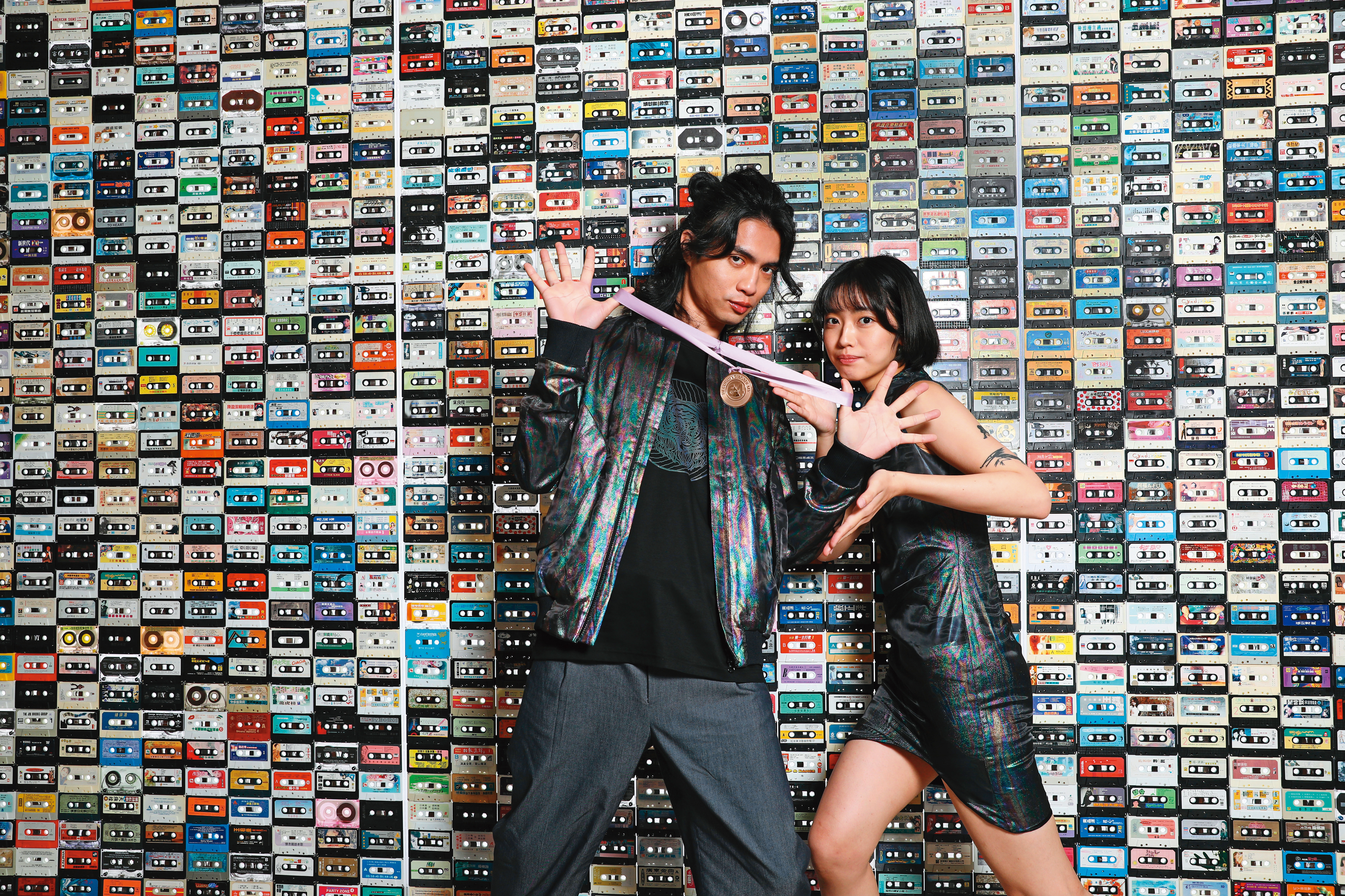 于薇（右）大學到李政瀚（左）的工作室實習，2人都喜歡唱片設計。