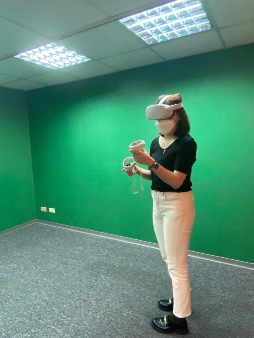 戴上VR設備就可以在線上欣賞天野喜孝VR美術館，手持控制器還能與畫作互動。（貝殼放大提供）