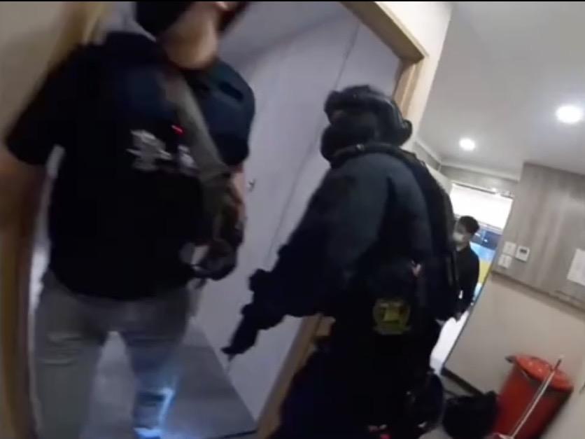 警方攻堅。（翻攝畫面）