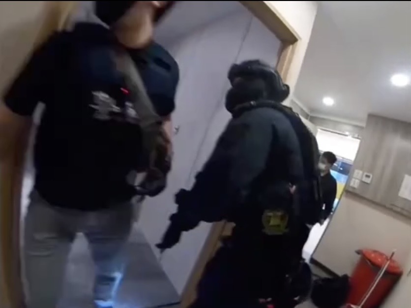 警方攻堅。(翻攝畫面)