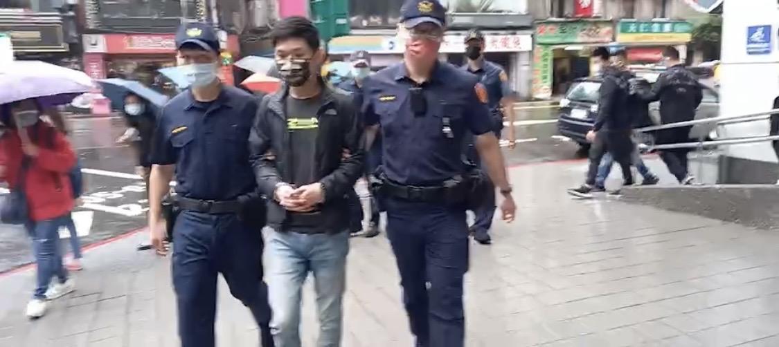 警方押解北聯大哥等至檢方偵辦。（翻攝畫面）