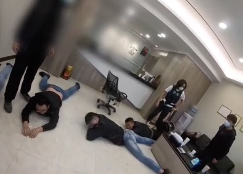 警方現場逮捕犯嫌。(翻攝畫面)