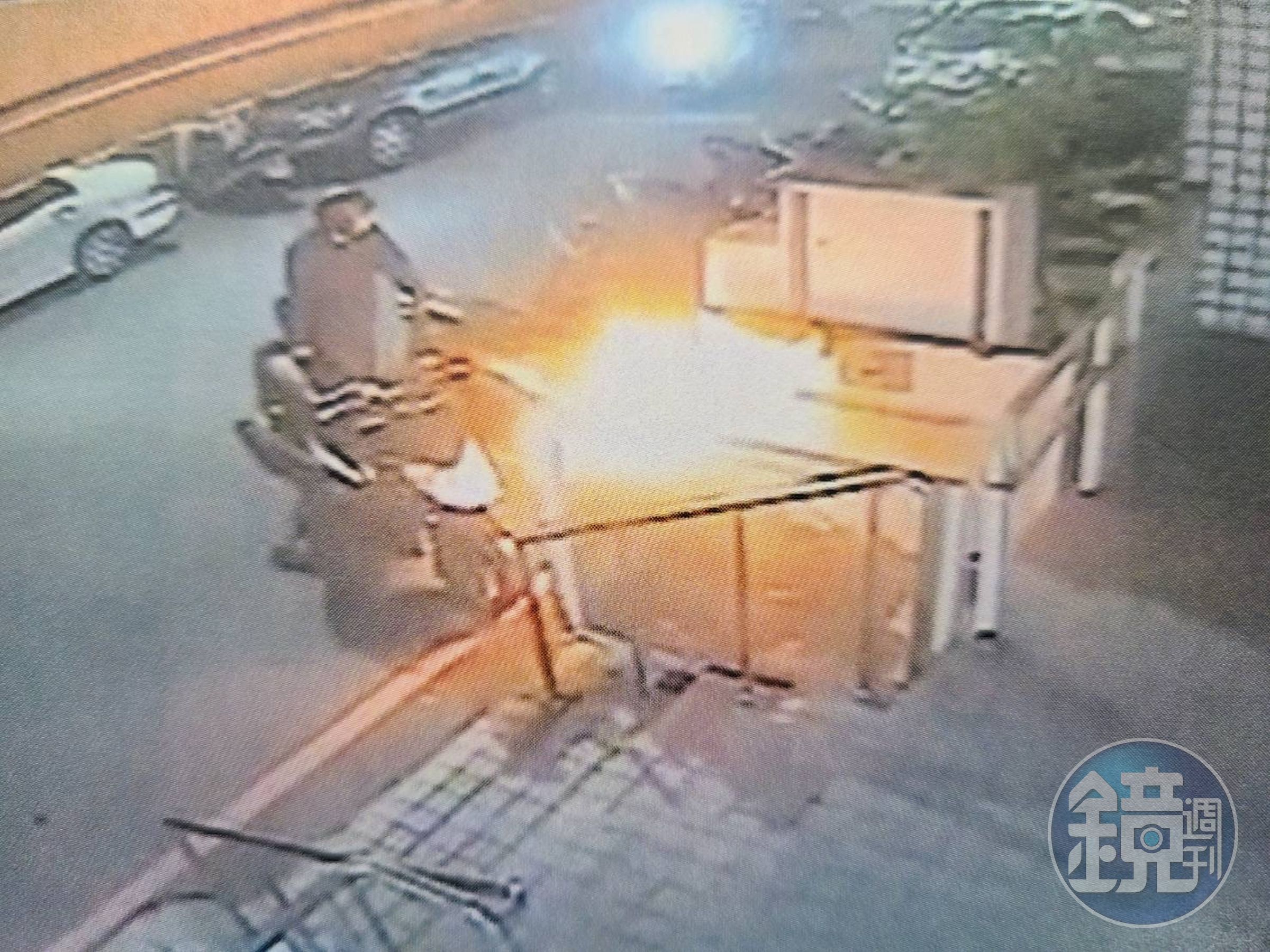 蔡男燒衣意外引發熊熊大火，燒燬郵局無障礙升降機擋板。（翻攝畫面）
