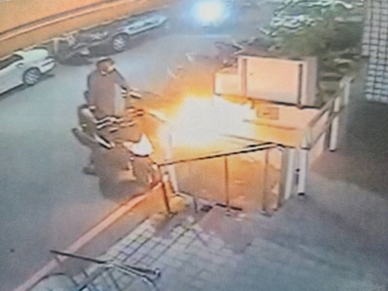 蔡男燒衣意外引發熊熊大火，燒燬郵局無障礙升降機擋板。（翻攝畫面）