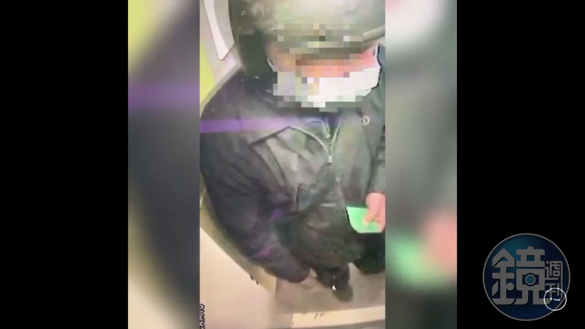 蔡男聲稱為了去霉運才在郵局前焚燒衣物。（翻攝畫面）