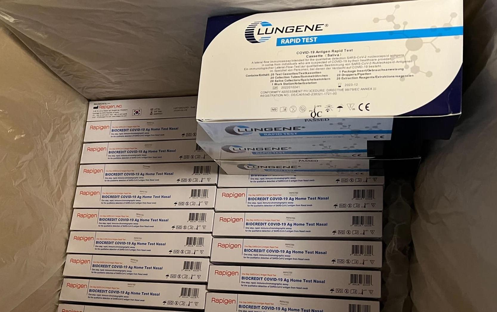 史書華PO出自己提供給員工的快篩,卻有網友發現裡面竟有中國製的快篩。(翻攝自史書華臉書)