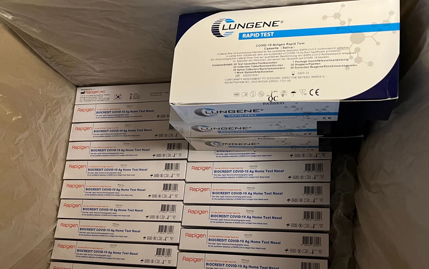 史書華PO出自己提供給員工的快篩，卻有網友發現裡面竟有中國製的快篩。（翻攝自史書華臉書）