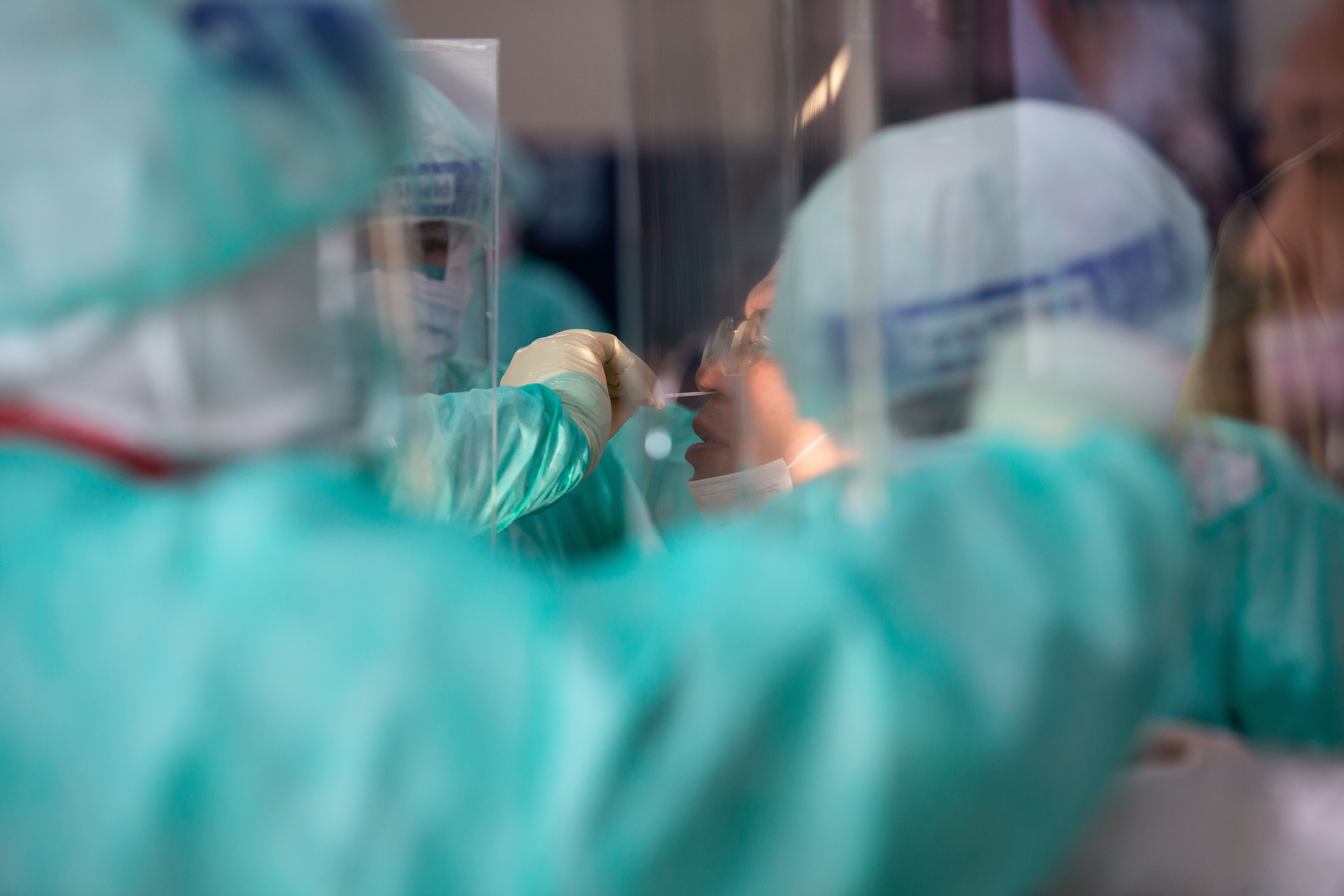 本土新增確診個案已連續4天突破6萬例，醫界研判疫情至今仍未達到最高峰。（示意圖，本刊資料照）