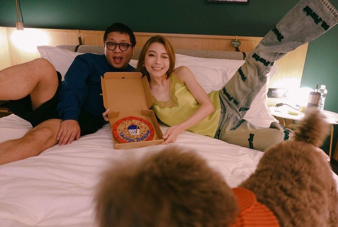 依依和納豆開心在飯店慶生。（翻攝自依依臉書）