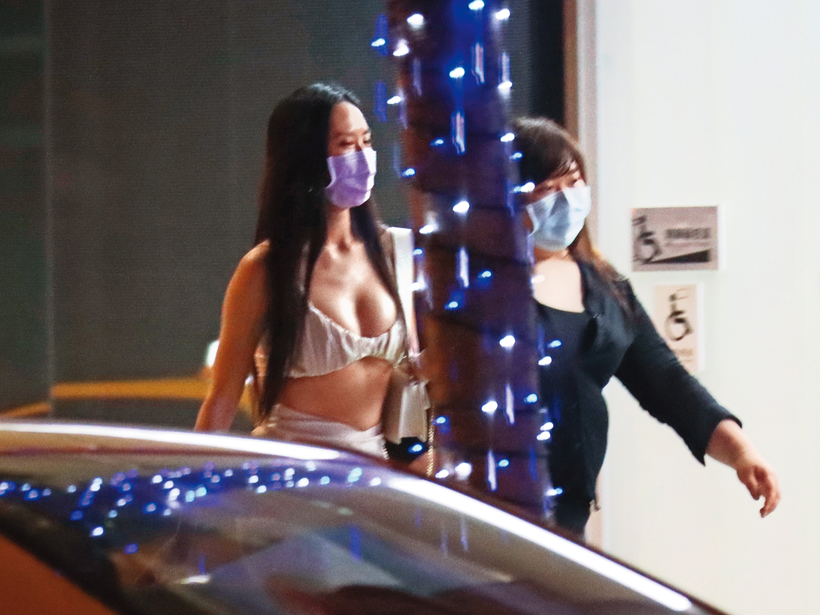 5/8 00:16 薔薔（左）與女性友人深夜現身信義區。