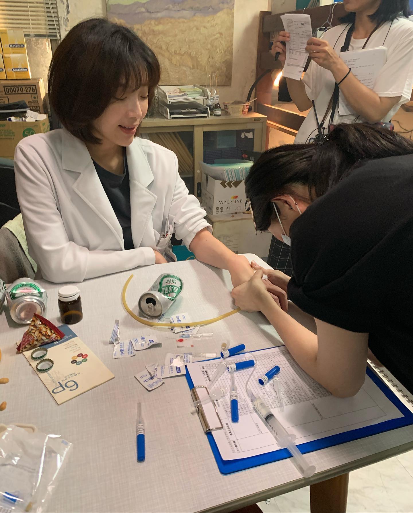 蔡淑臻為一場打點滴的戲，自告奮勇被戳針。（牽猴子提供）