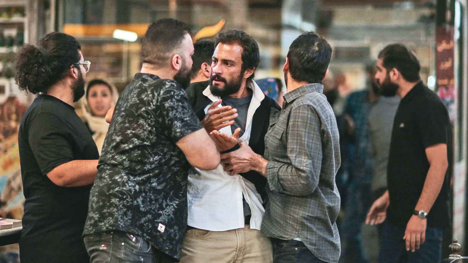 男子欠債坐牢，卻因拾金不昧成為英雄，然而債主卻不以為然。（車庫娛樂提供）