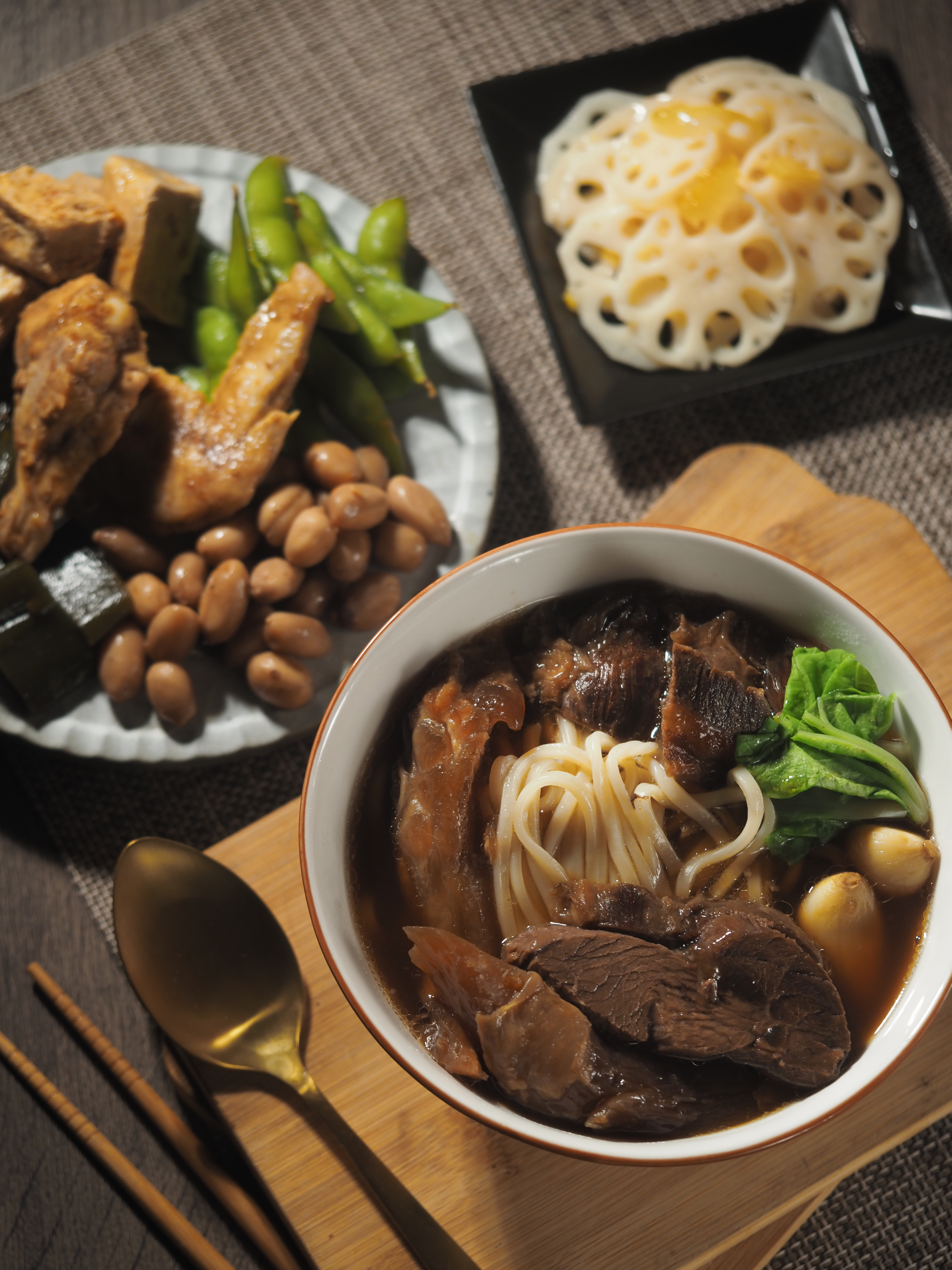 「暖男牛肉麵」（右下）走紅燒蒜香深入牛筋的過癮路線；「小點滷味拼盤」（左）中藥材香氣與醬香均衡；「清甜柚香蓮藕」（右上）相當解膩。（皆為防疫箱內容）