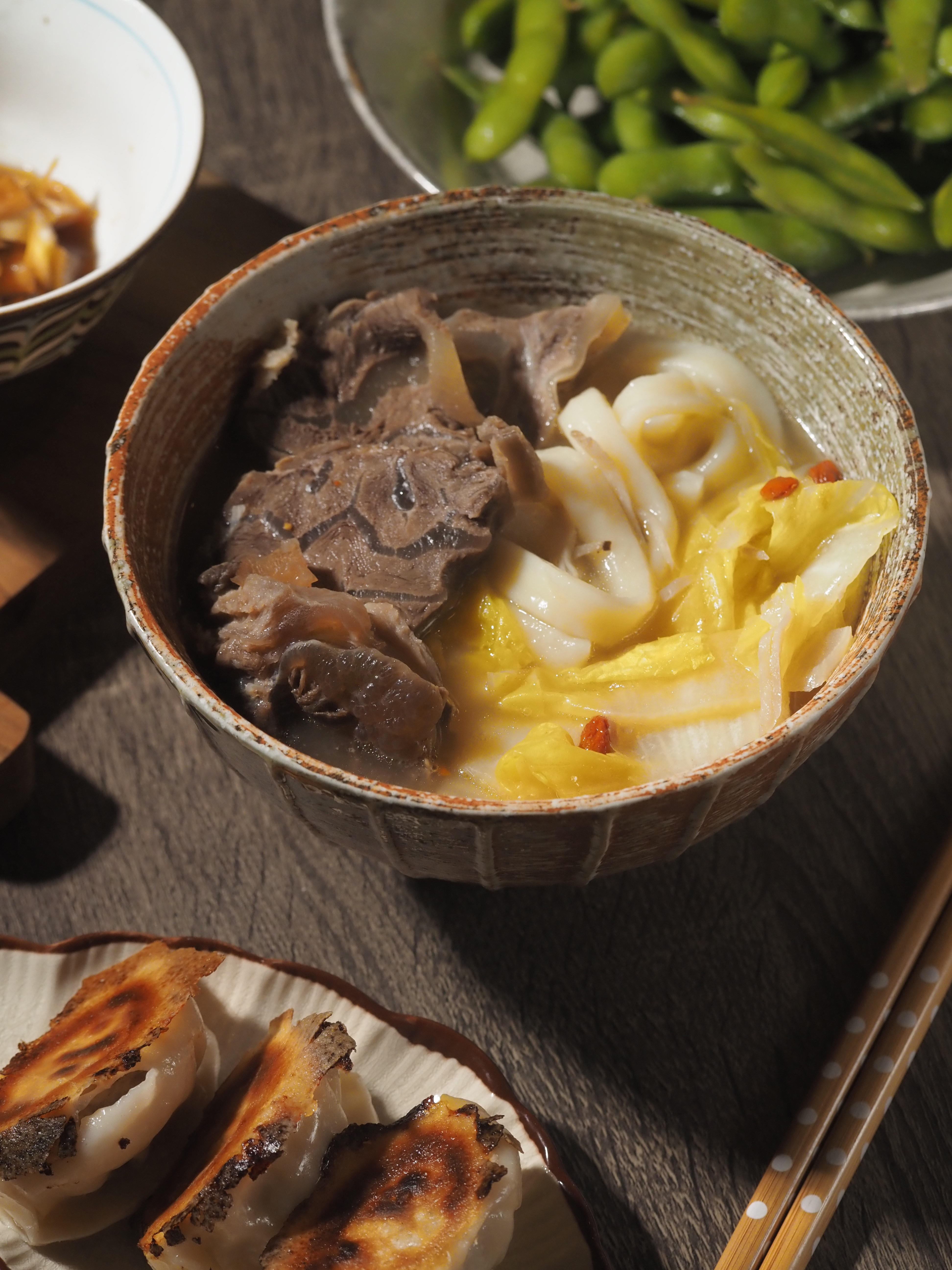 「法式清燉牛肉麵」香氣表現有如奶汁燉白菜，讓清燉牛肉多了分暖心底氣。（防疫箱內容）