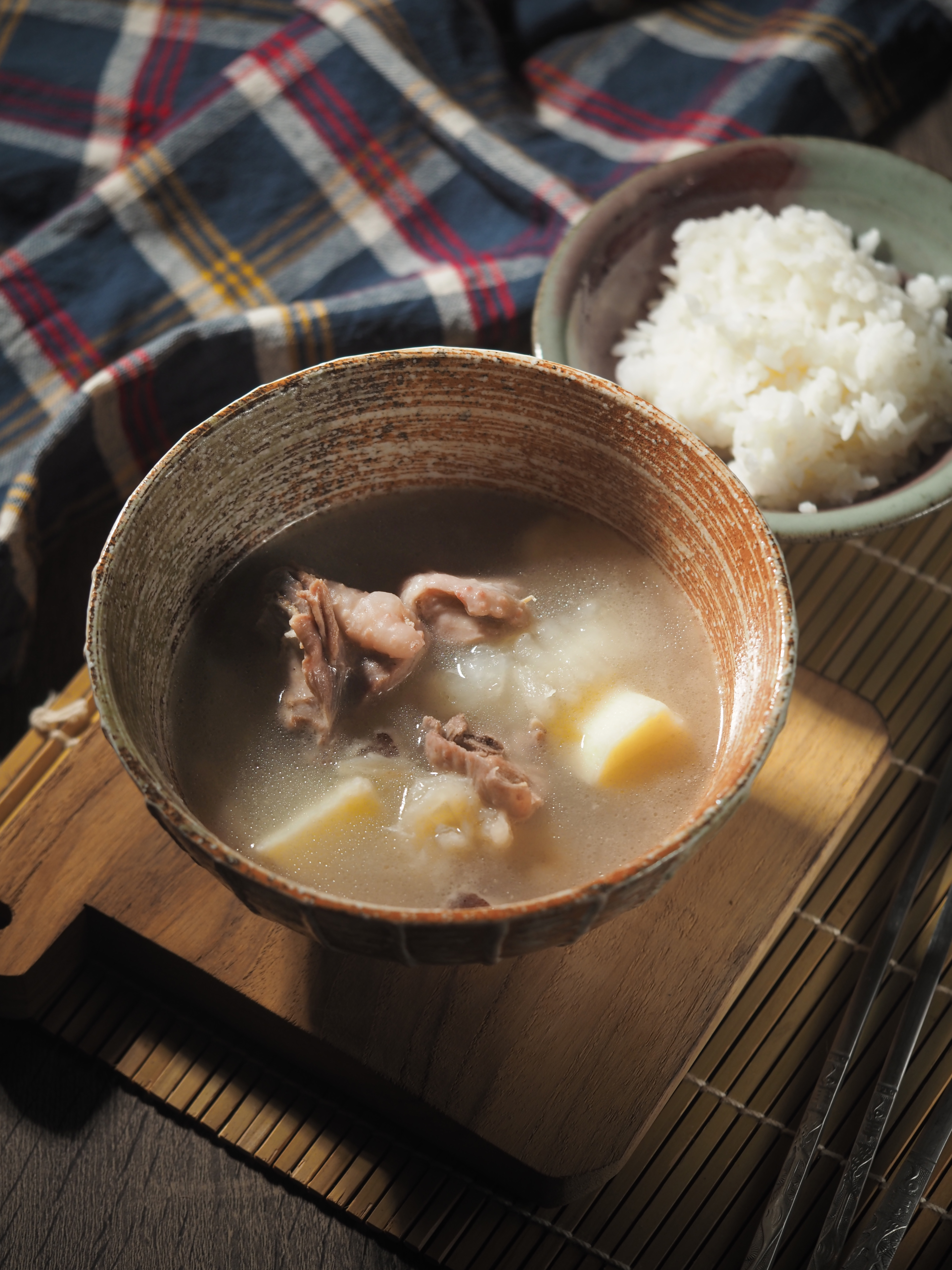 「淮山百合花膠雞湯」花膠大塊、湯底滑潤，單喝或配白飯都很棒。（防疫箱內容）