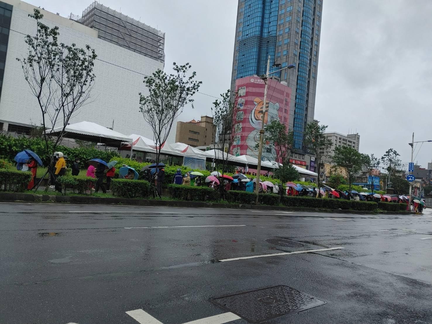 「基隆市民廣場」新防疫指引第一天上路,大排長龍,且天候不佳。 (翻攝自基隆人臉書)